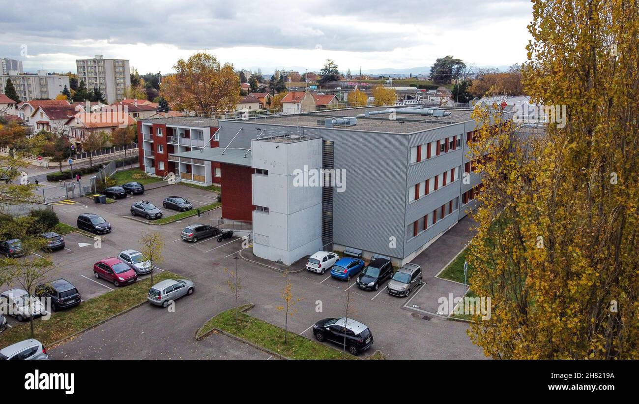 Colegio, fotografía de un drone, Bron, Región AURA, Centro-Este de Francia. PRECAUCIÓN: CONSULTE RESTRICCIONES Foto de stock