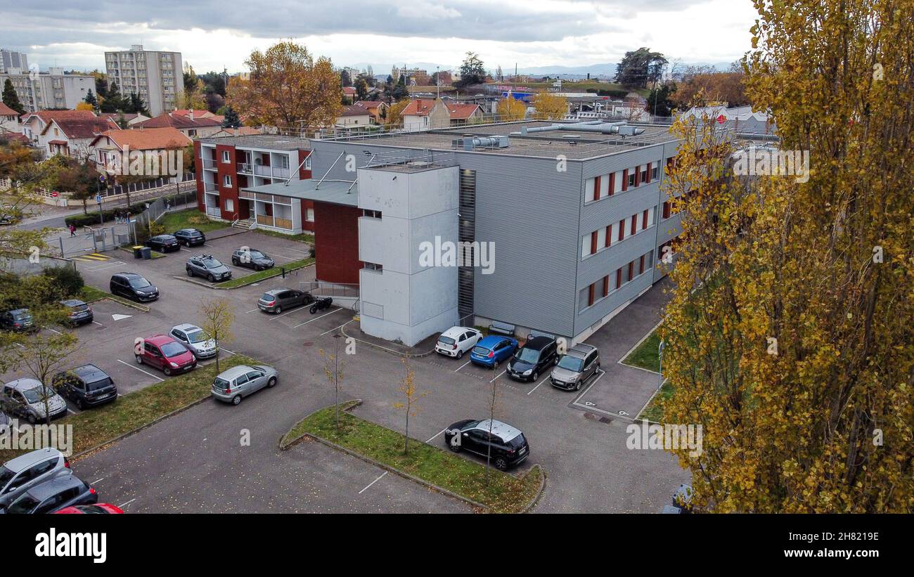 Colegio, fotografía de un drone, Bron, Región AURA, Centro-Este de Francia. PRECAUCIÓN: CONSULTE RESTRICCIONES Foto de stock