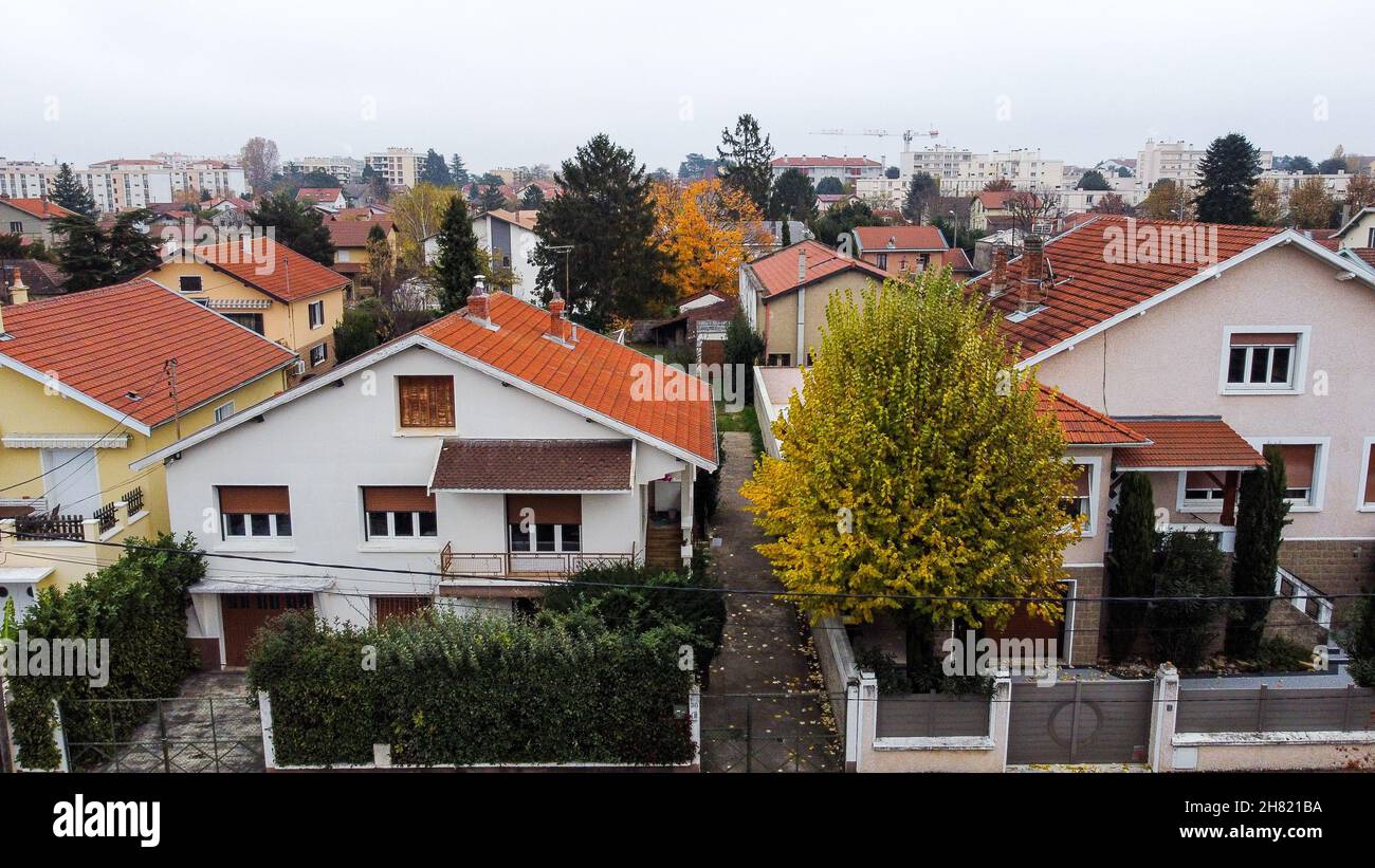 Distrito residencial, fotografía de un drone, Bron, Región AURA, Centro-Este de Francia PRECAUCIÓN: VER RESTRICCIONES Foto de stock