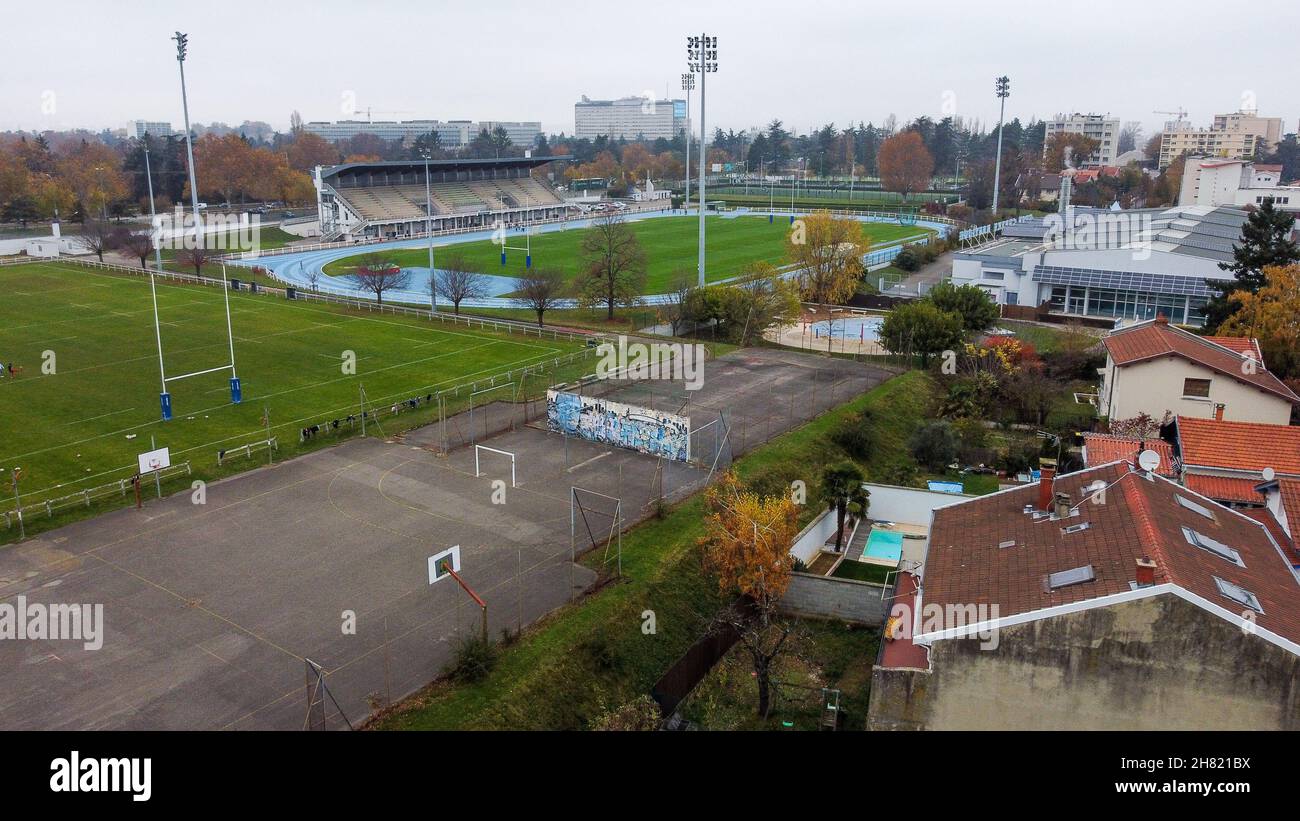 Estadio en un barrio residencial, fotografía de un drone, Bron, Región AURA, Centro-Este de Francia PRECAUCIÓN: VER RESTRICCIONES Foto de stock