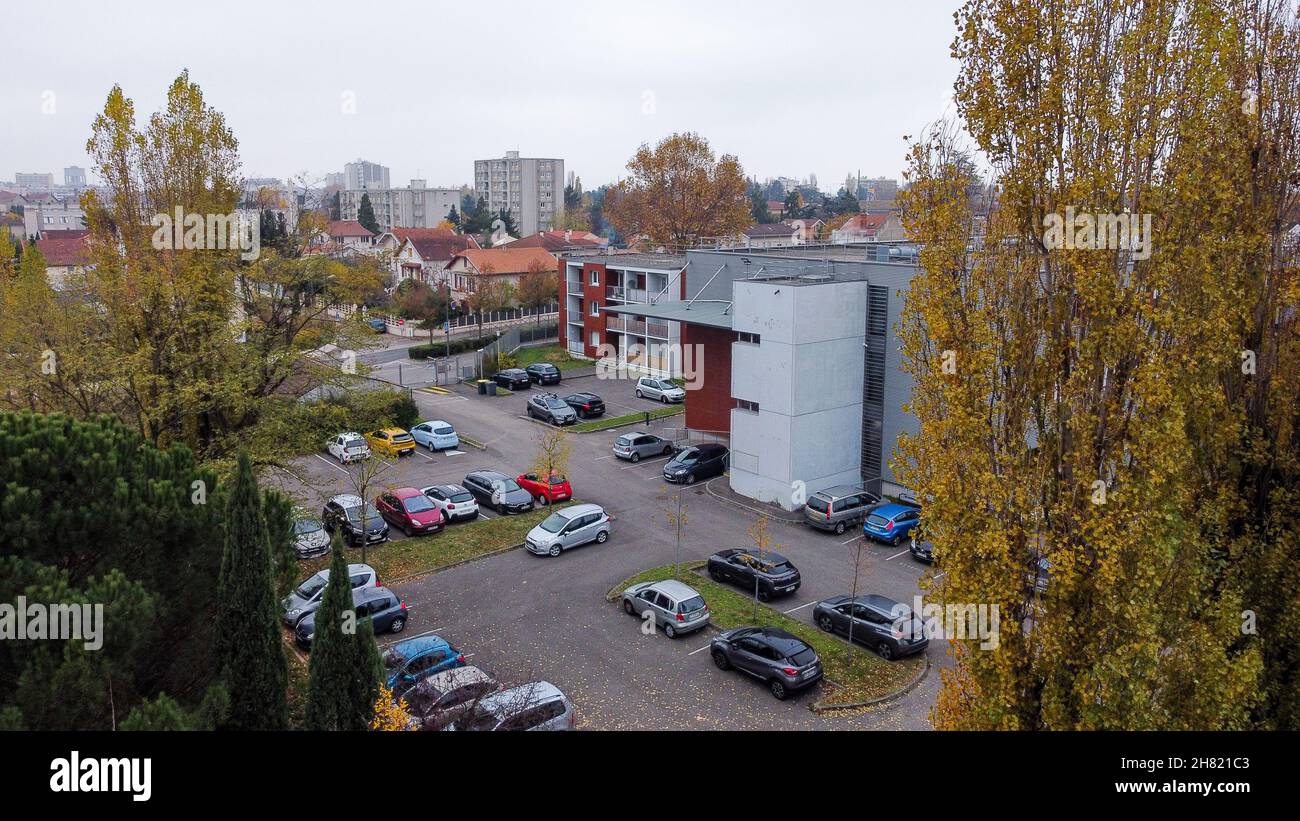 Colegio, fotografía de un drone, Bron, Región AURA, Centro-Este de Francia. PRECAUCIÓN: CONSULTE RESTRICCIONES Foto de stock