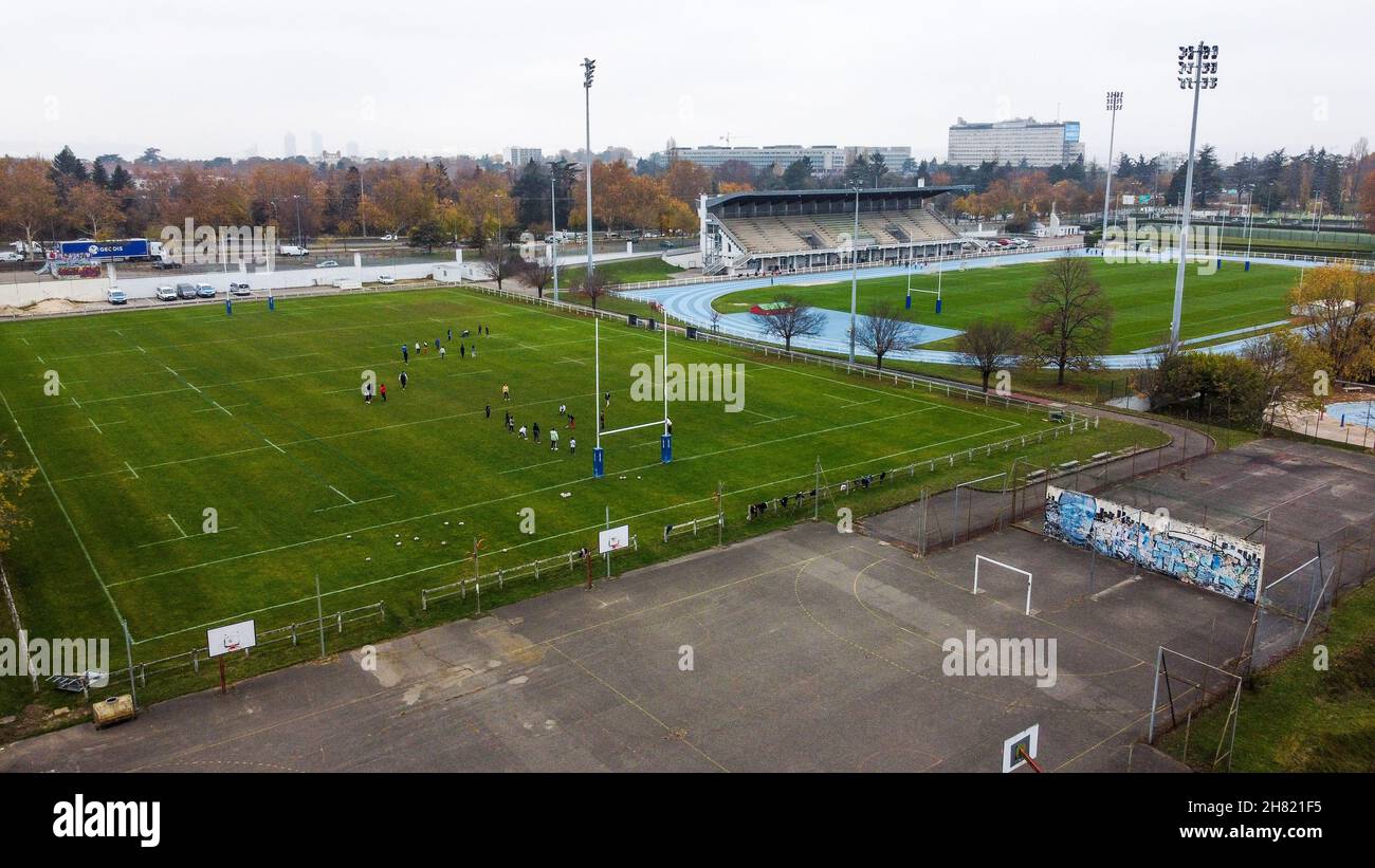 Estadio en un barrio residencial, fotografía de un drone, Bron, Región AURA, Centro-Este de Francia PRECAUCIÓN: VER RESTRICCIONES Foto de stock