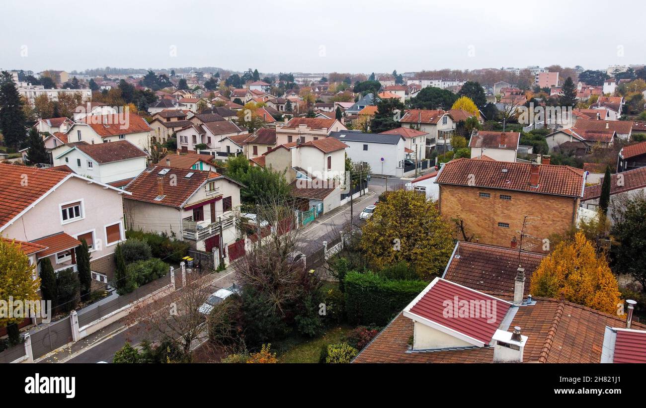 Distrito residencial, fotografía de un drone, Bron, Región AURA, Centro-Este de Francia PRECAUCIÓN: VER RESTRICCIONES Foto de stock