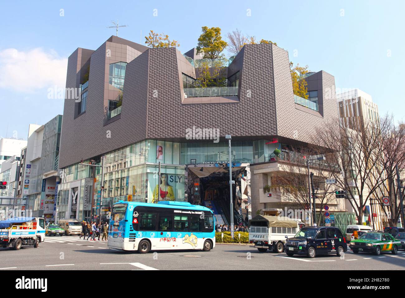 El Tokyu Plaza Omotesando en Harajuku en Tokio, Japón. El edificio es un centro comercial de moda famoso por su entrada con espejos. Foto de stock