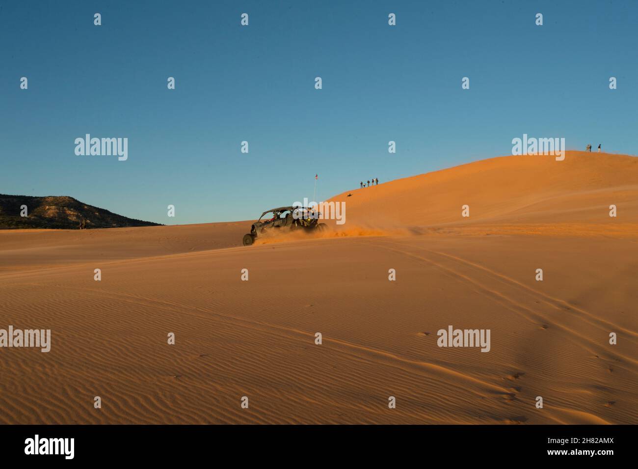 Buggy de dunas corriendo a través de la arena en el Parque Estatal Coral Pink Sand Dunes, Utah Foto de stock