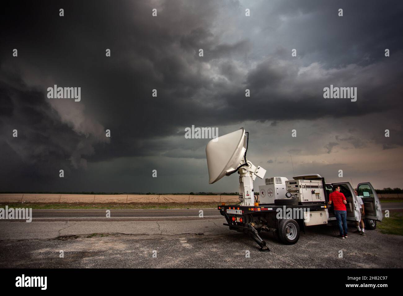 Investigadores de la Universidad de Oklahoma exploran una tormenta de supercélulas con una unidad de radar móvil cerca de Mountain View, Oklahoma, 2 de mayo de 2018. Foto de stock
