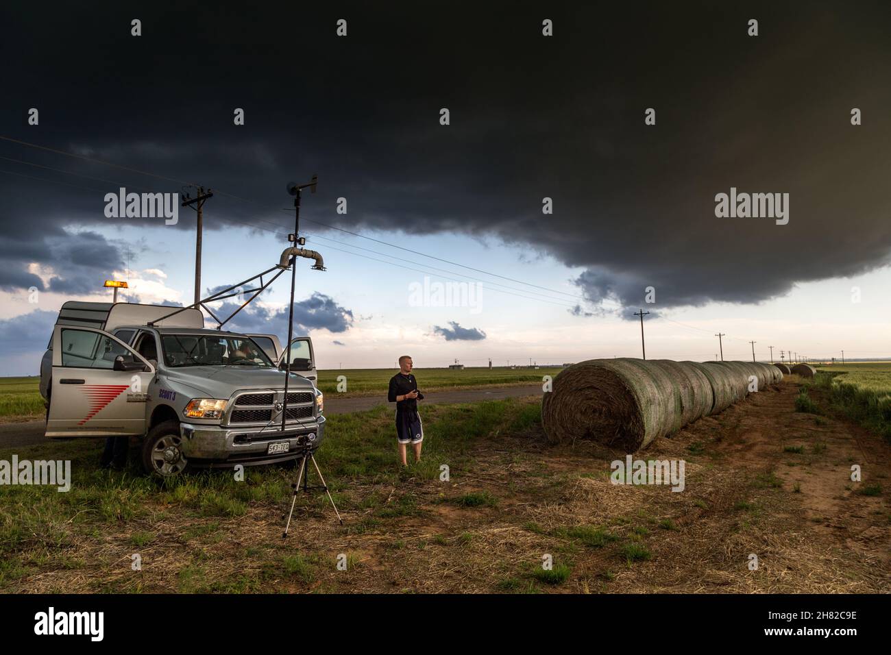 Un investigador con Project Vortex recopila datos meteorológicos mientras está estacionado bajo una tormenta en Oklahoma, 8 de mayo de 2016. Foto de stock