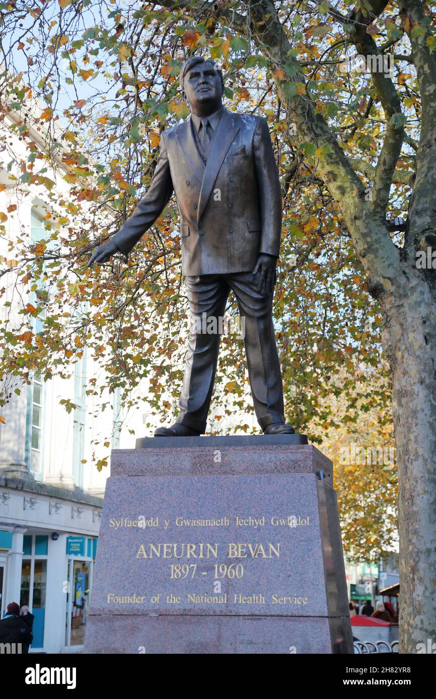 Estatua del fundador del Servicio Nacional de Salud Aneurin Bevan en la ciudad de Cardiff, Gales, Reino Unido Foto de stock