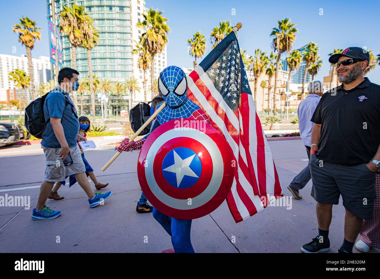 26 de noviembre de 2021: Spiderman con Capitán América Escudo Cosplay en  San Diego Comic-CON Edición Especial Internacional el 26 de noviembre de  2021 en San Diego, California. (Imagen de crédito: ©