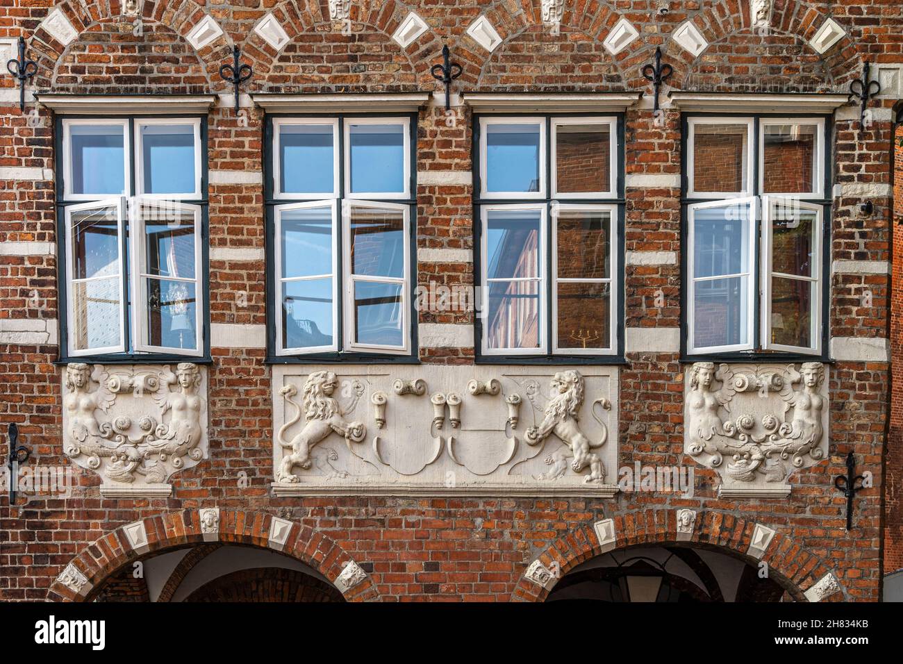 Detalles decorativos de la fachada de un edificio medieval en el centro histórico de Lübeck. Lübeck, Alemania, Europa Foto de stock