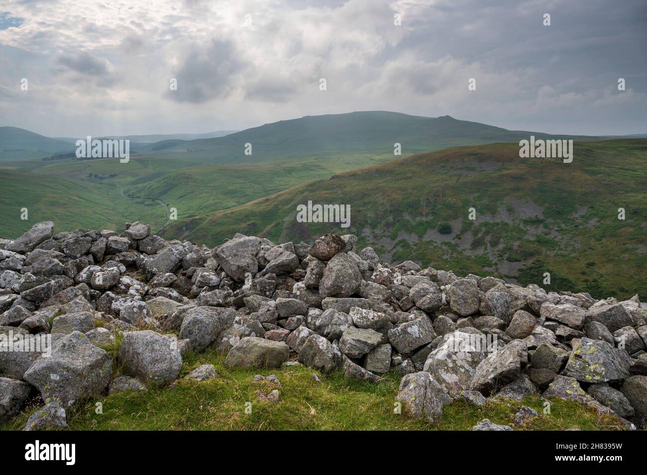 La vista de Brough derecho, mirando hacia el valle hacia Breamish Linhope Hartside y en el Parque Nacional de Northumberland, Inglaterra Foto de stock