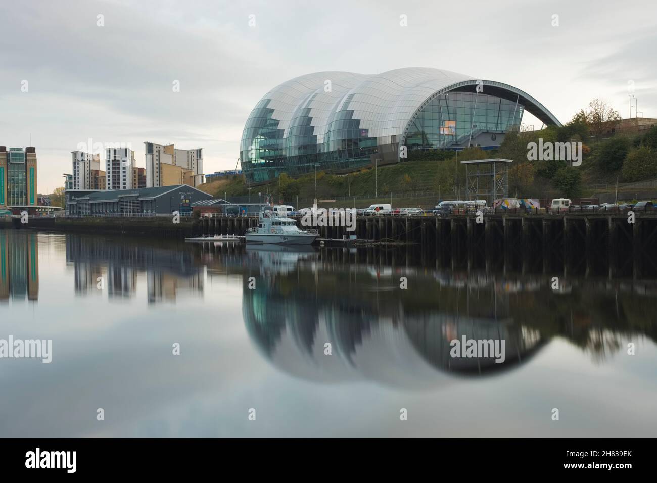 Disparo de larga exposición del Sage Gateshead y el río Tyne, Newcastle upon Tyne, Inglaterra Foto de stock