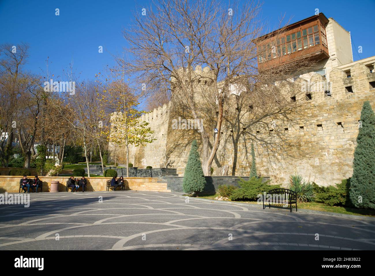 BAKÚ, AZERBAIYÁN - 29 DE DICIEMBRE de 2017: Un día soleado de diciembre en la muralla de la fortaleza de la Ciudad Vieja Foto de stock