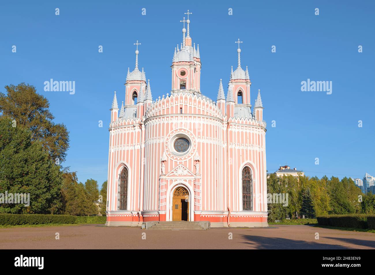 Iglesia de la Natividad de Juan el Bautista (Iglesia de Chesme) de cerca en un día soleado de septiembre. San Petersburgo, Rusia Foto de stock
