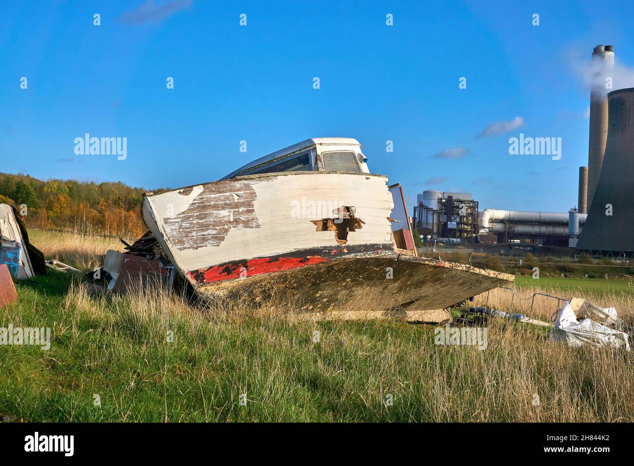 Antiguo barco abandonado con casco dañado Foto de stock