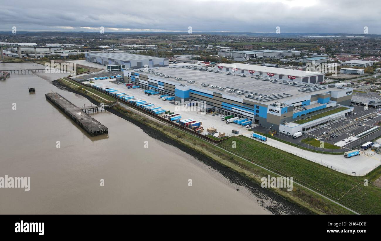 El centro logístico del almacén de Amazon Dartford acaba de abrir Kent UK Aerial drone disparado sobre el río Támesis Kent Foto de stock