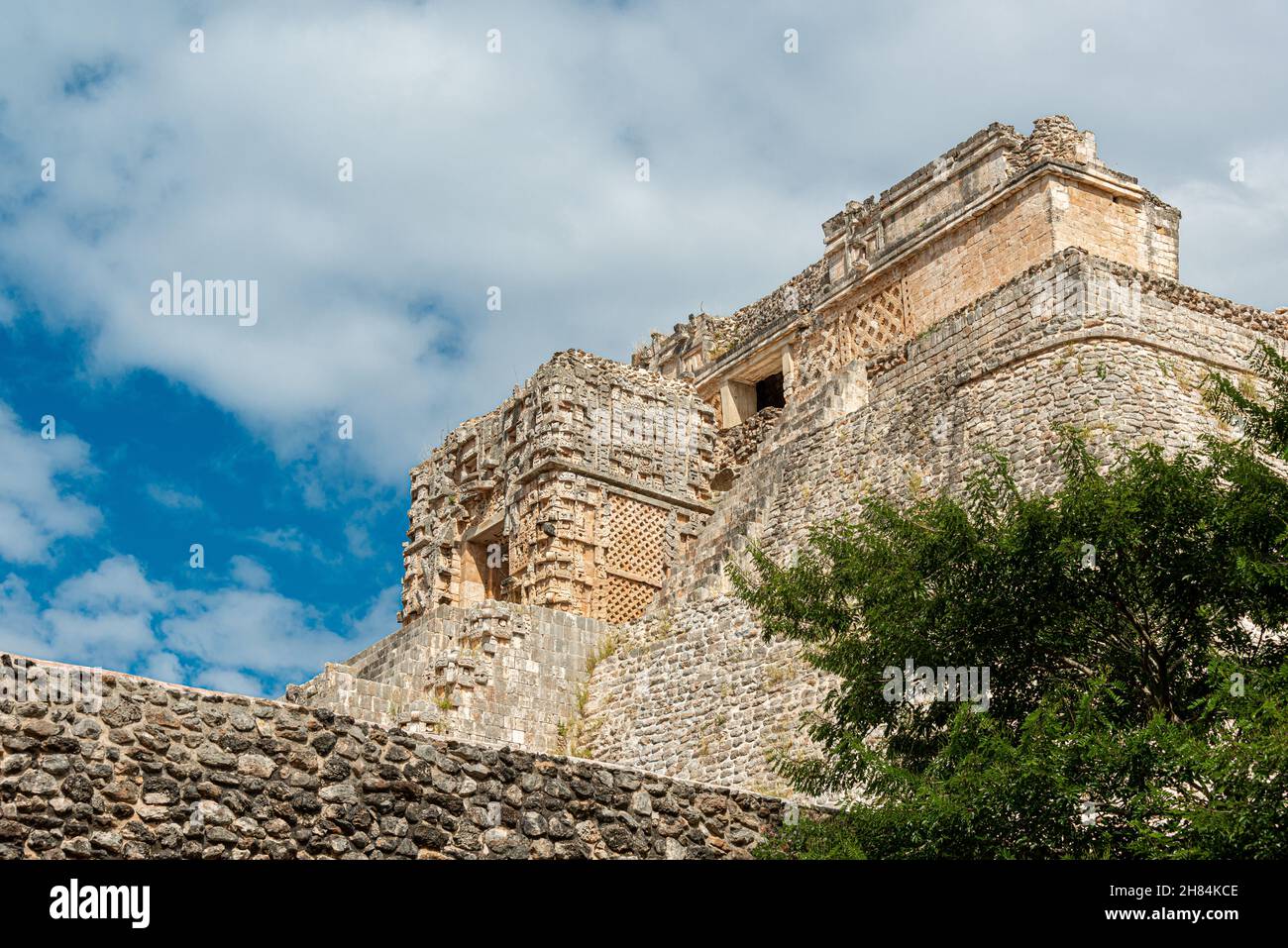 Sitio arqueológico de la antigua ciudad maya de Uxmal en Yucatán