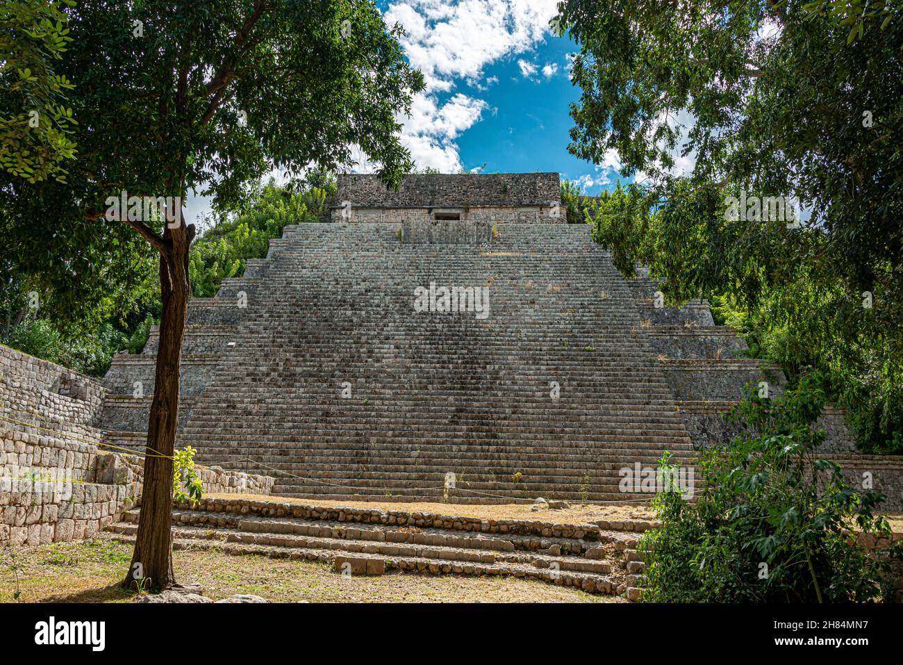 Sitio arqueológico de la antigua ciudad maya de Uxmal en Yucatán
