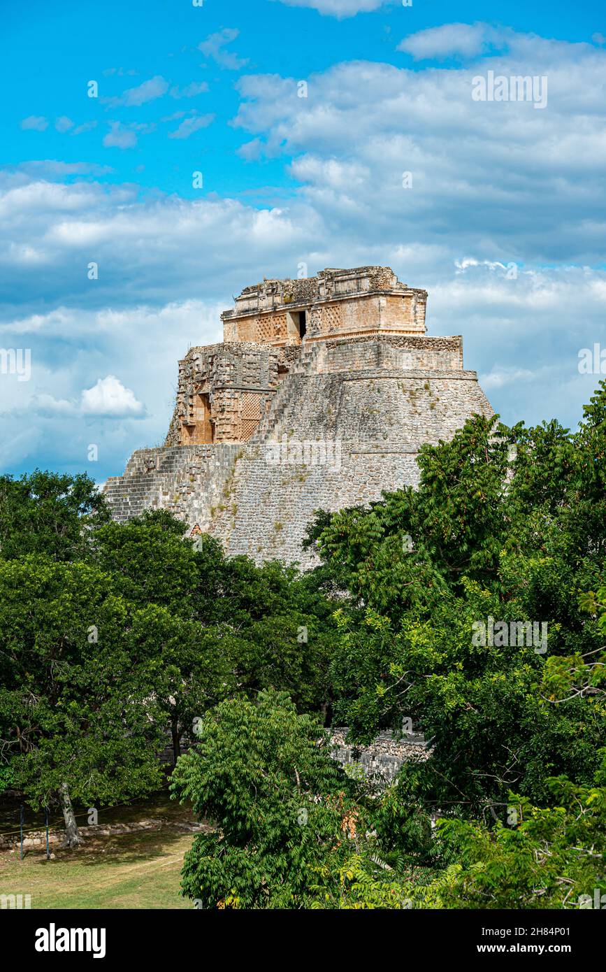 Sitio arqueológico de la antigua ciudad maya de Uxmal en Yucatán