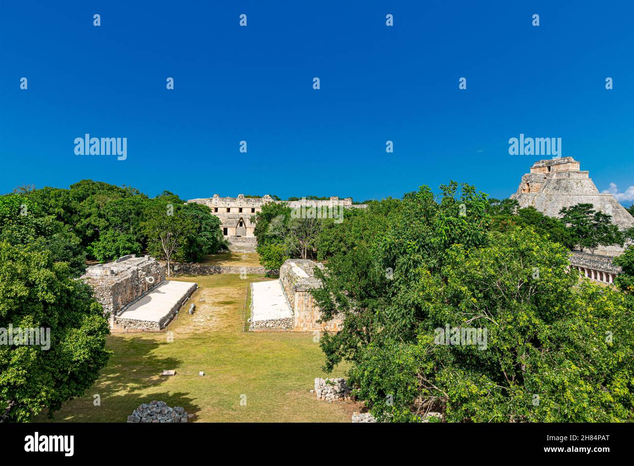 Sitio arqueológico de la antigua ciudad maya de Uxmal en Yucatán