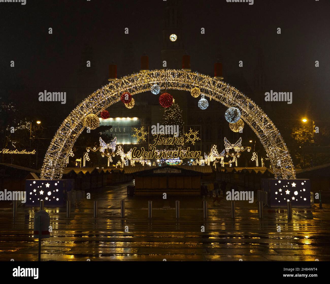 Entrada principal de la famosa feria de Navidad del Ayuntamiento de Viena, cerrada durante el cierre de Covid 2021 durante la noche. Foto de stock