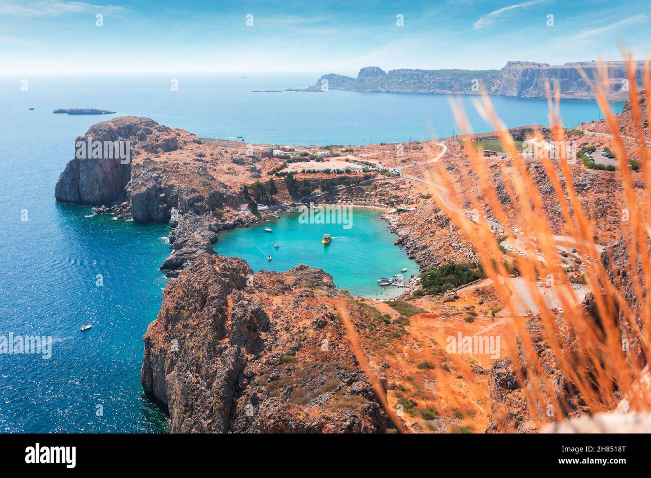 Panorama de la playa secreta de la ciudad de Lindos desde la Acrópolis, isla de Rodas, Grecia Foto de stock