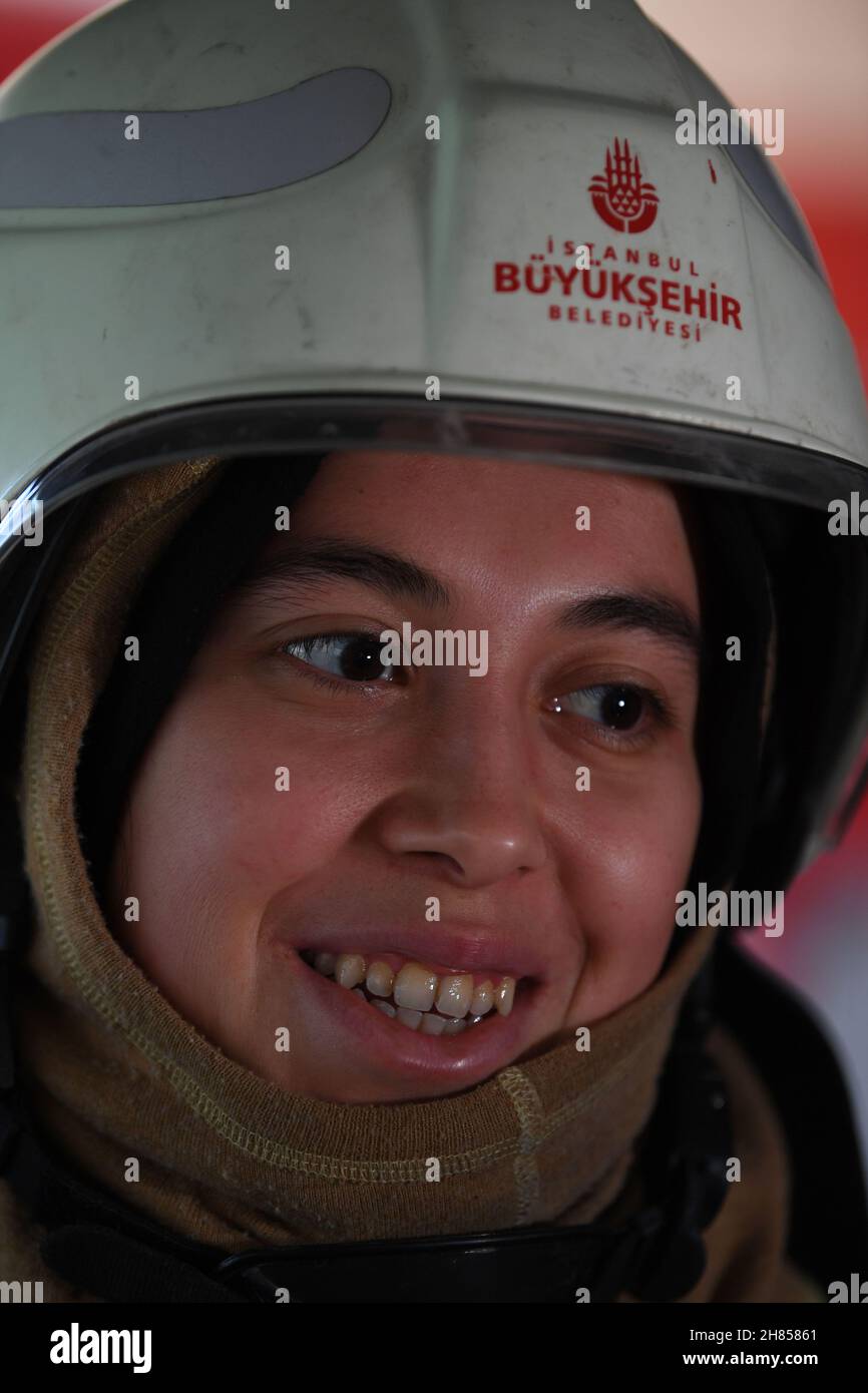 Estambul, Turquía. 22nd Nov, 2021. Sevda Hanbas, bombero de la estación de bomberos de Avcilar, es entrevistada en Estambul, Turquía, el 22 de noviembre de 2021. Crédito: Sadat/Xinhua/Alamy Live News Foto de stock