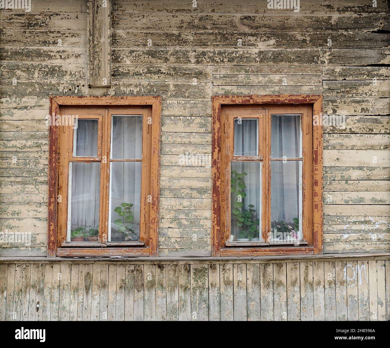 pánico Acurrucarse más Antigua casa rusa de madera con dos ventanas pintadas de blanco descolorido  Fotografía de stock - Alamy