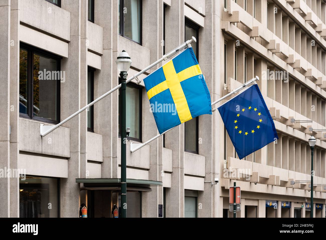 Ixelles, Región de Bruselas Capital, Bélgica - 11 19 2021: Bandera sindical sueca y europea en la fachada de la embajada sueca Foto de stock