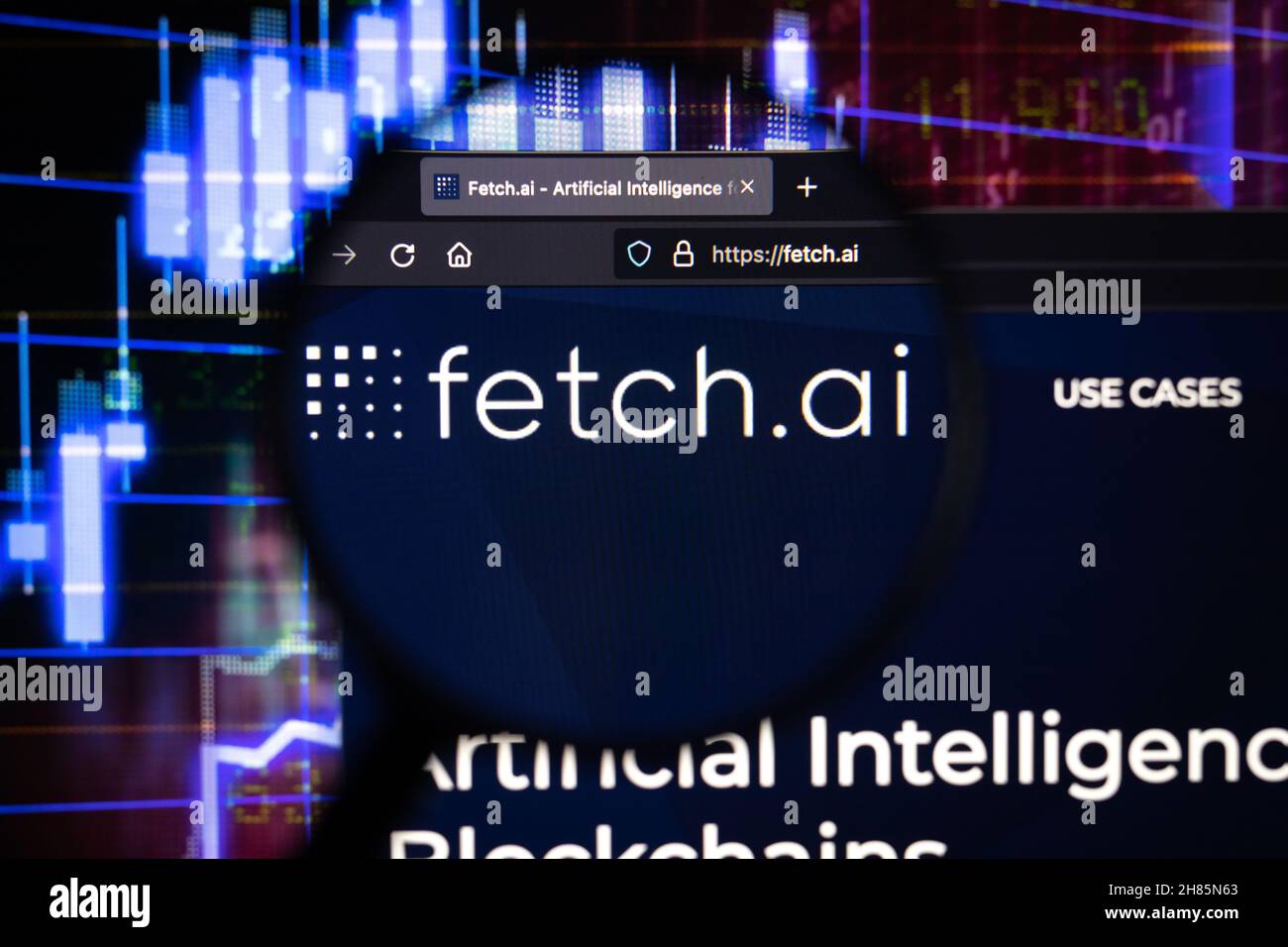 Fetch.ai logotipo de la empresa en un sitio web, visto en una pantalla de ordenador a través de una lupa. Foto de stock