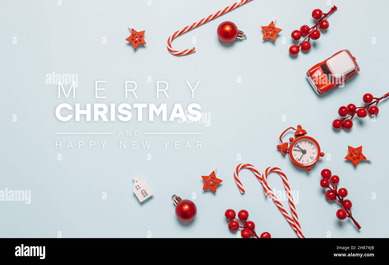 Feliz Navidad Y 2022 Feliz Año Nuevo Banner Con Decoración De Moda En Color Para El Diseño De Navidad Sobre Fondo Azul. Póster Horizontal De Navidad, Gre Fotografía De Stock - Alamy