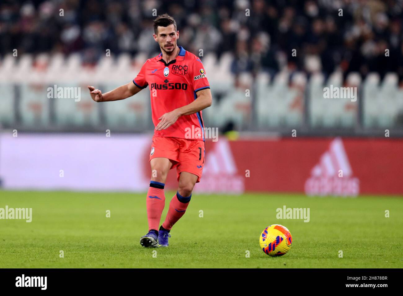 Remo Freuler de Atalanta BC controla el balón durante la Serie A entre Juventus FC y Atalanta BC Foto de stock