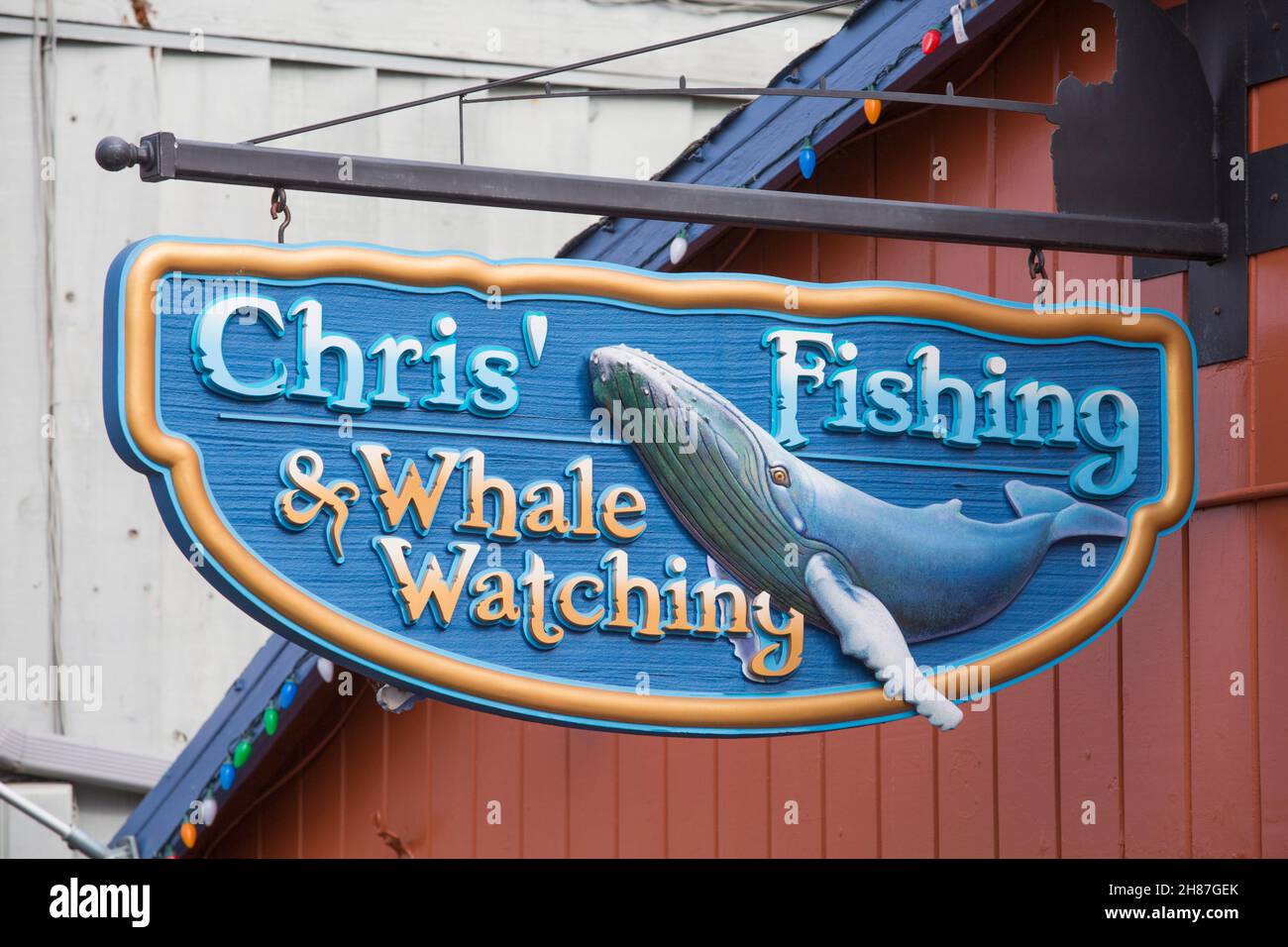 Monterey, California, Estados Unidos. Un colorido cartel en Fisherman's Wharf que promueve la pesca y excursiones de avistamiento de ballenas en Monterey Bay. Foto de stock