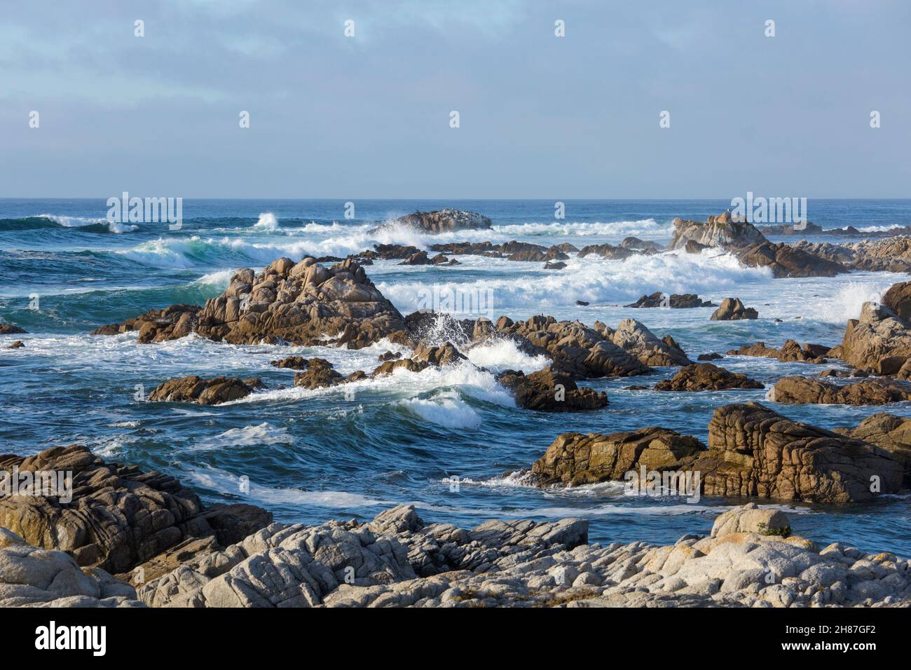 Pacific Grove, California, Estados Unidos. Las poderosas olas del Océano Pacífico rompen contra la costa rocosa de la Península de Monterey cerca de Point Pinos. Foto de stock