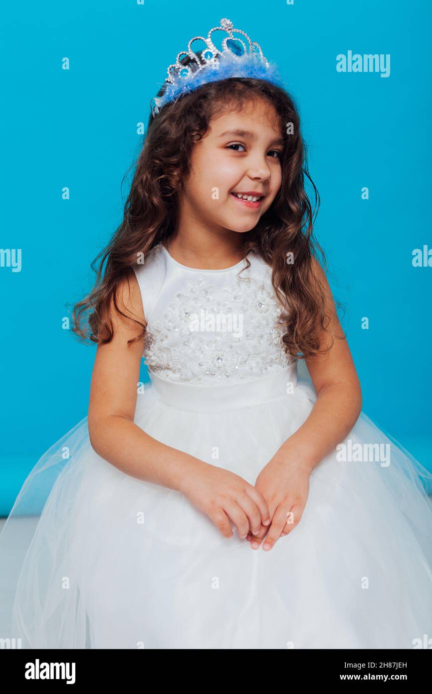 Gran roble Florecer Para buscar refugio hermosa niña de vestido blanco como princesa reina Fotografía de stock -  Alamy