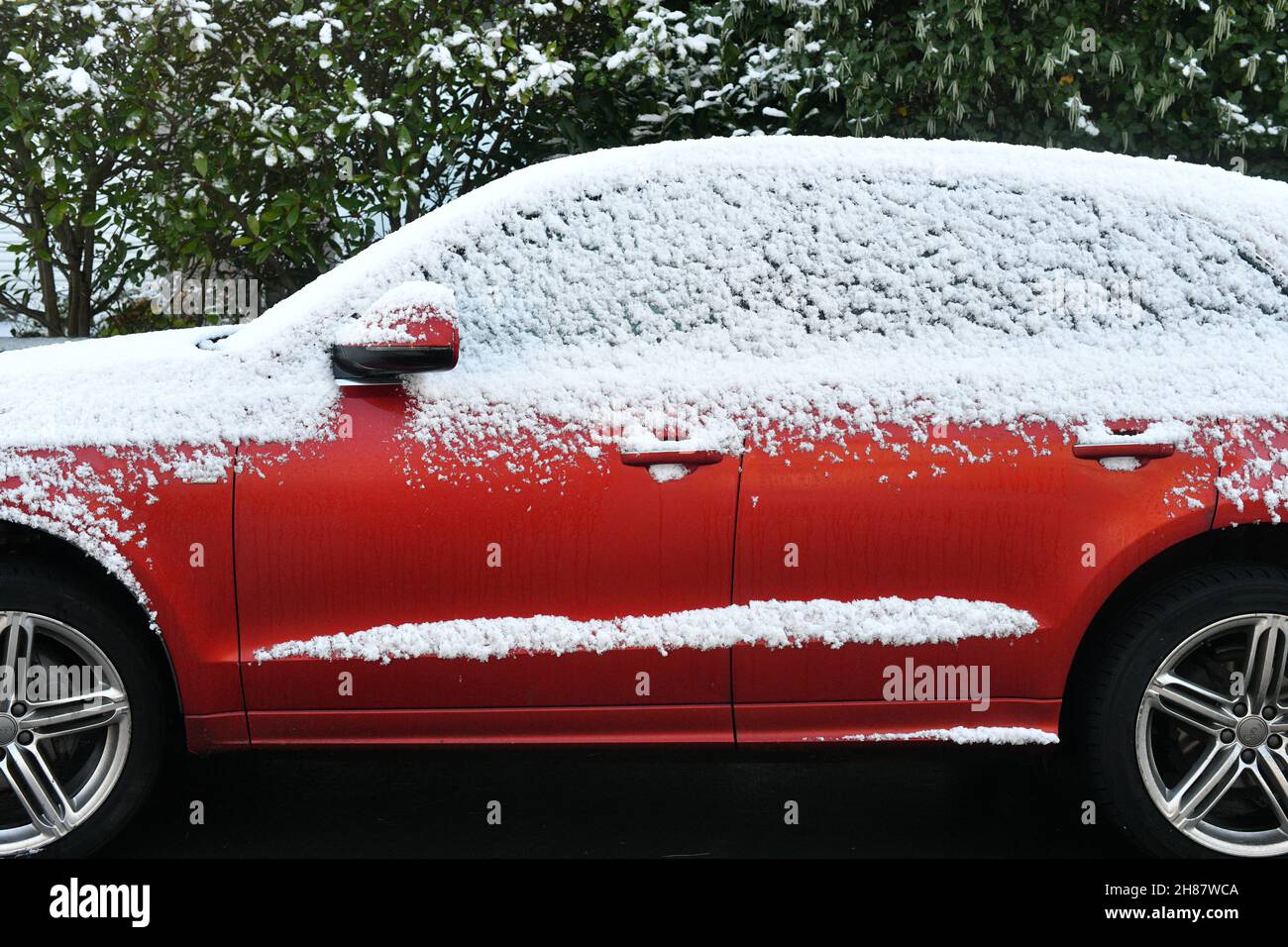 Edimburgo, Escocia, Reino Unido. 28th Nov, 2021. Edimburgo Escocia, Reino Unido, noviembre de 28 2021. EL TIEMPO:Reino Unido, un coche estacionado después de un polvo de nieve de invierno cubre la ciudad. Crédito: SST/Alamy Live News Foto de stock