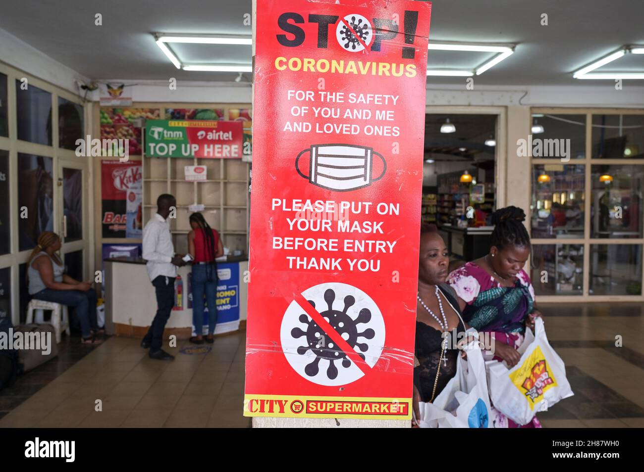 MALAWI, Lilongwe, Corona pandémica, supermercado con letrero para llevar máscara / MALAWI, Lilongwe, Corona Pandemie, Supermarkt mit Hinweisschild Maske zu tragen Foto de stock