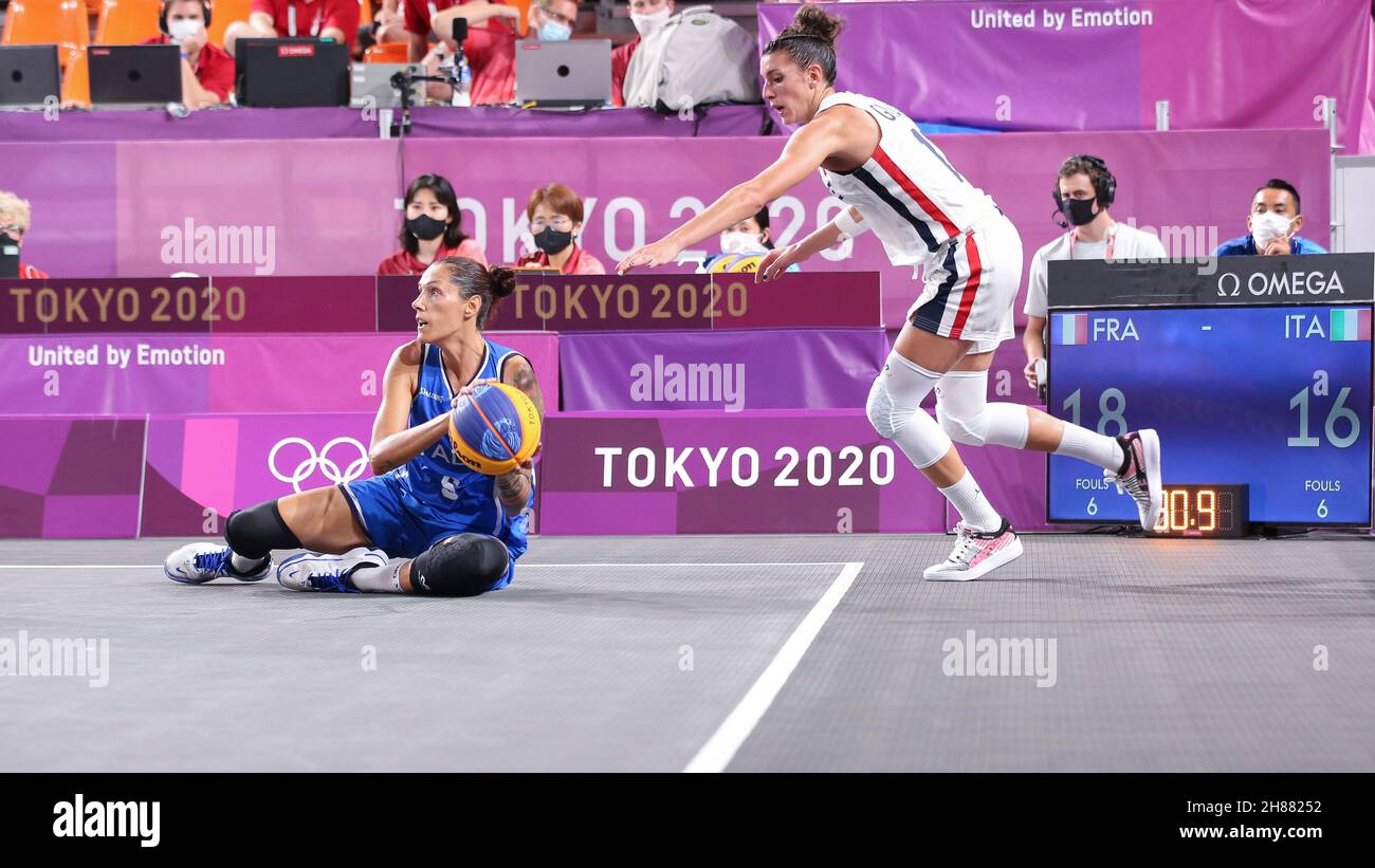24th DE JULIO de 2021 - TOKIO, JAPÓN: Con 30 segundos restantes Marcella FILIPPI de Italia y Laetitia GUAPO de Francia pelean por el balón durante el 3x3 Bas Foto de stock