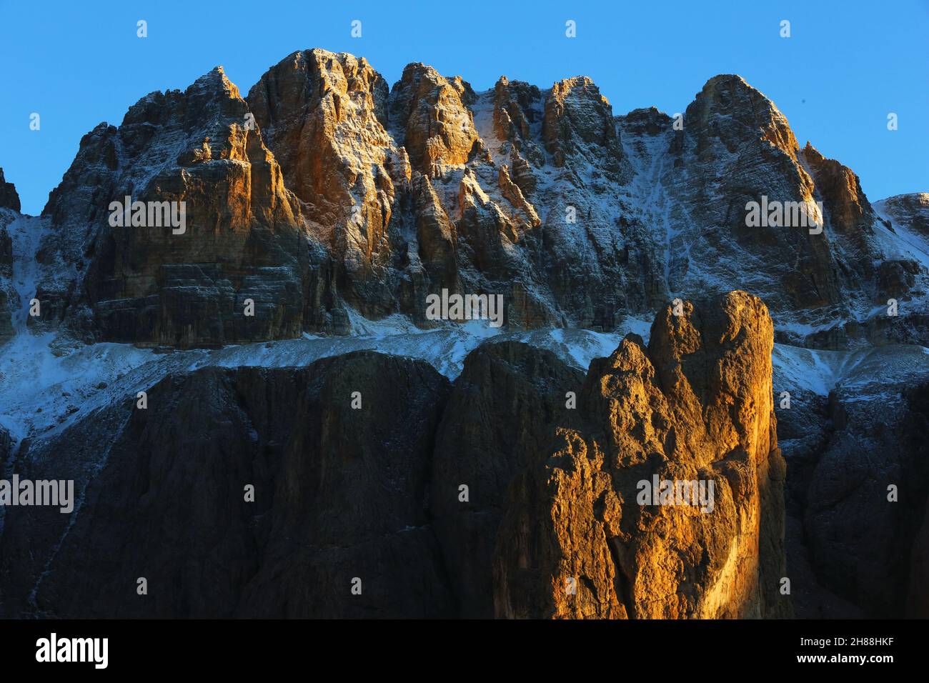 Dolomitas, schöne Wolken und Schnee an den Felsen des Sella Massiv bei Wolkenstein gegenüber Langkofel in Südtirol in den Dolomitas Italien Foto de stock