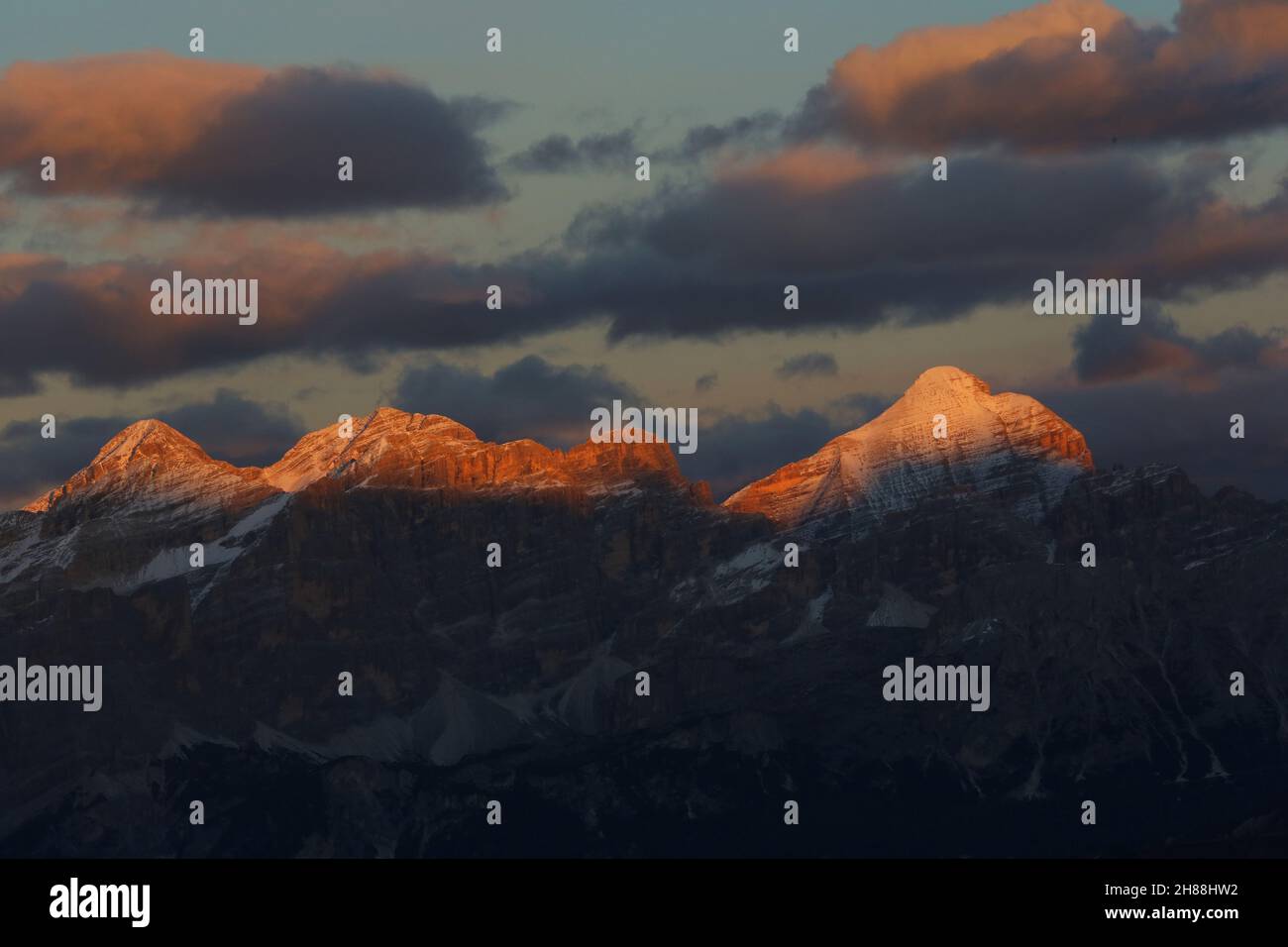 Dolomitas, Dolomitas, Südtirol, Italien, leuchtende Gipfel der Felsen und Berge vom Gadertal mit Schnee, Fels, Gipfel und atemberaubenden Wolken Foto de stock