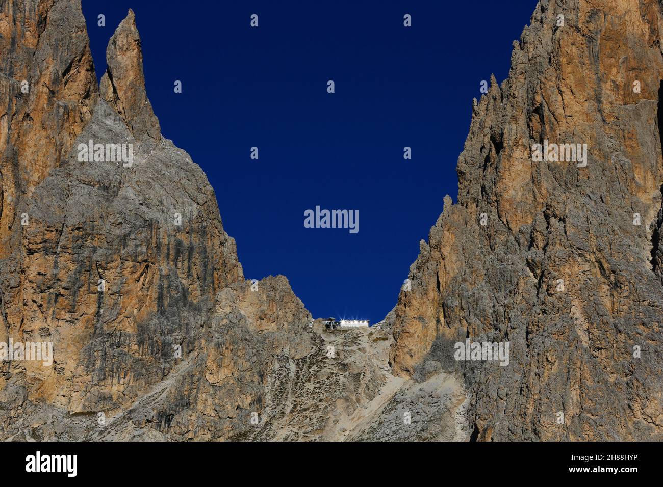 Langkofel, Sassolungo, Dolomitas, Blauer Himmel mit Felsen und Zacken am Langkofel in Südtirol in den Dolomitas in Italien Foto de stock