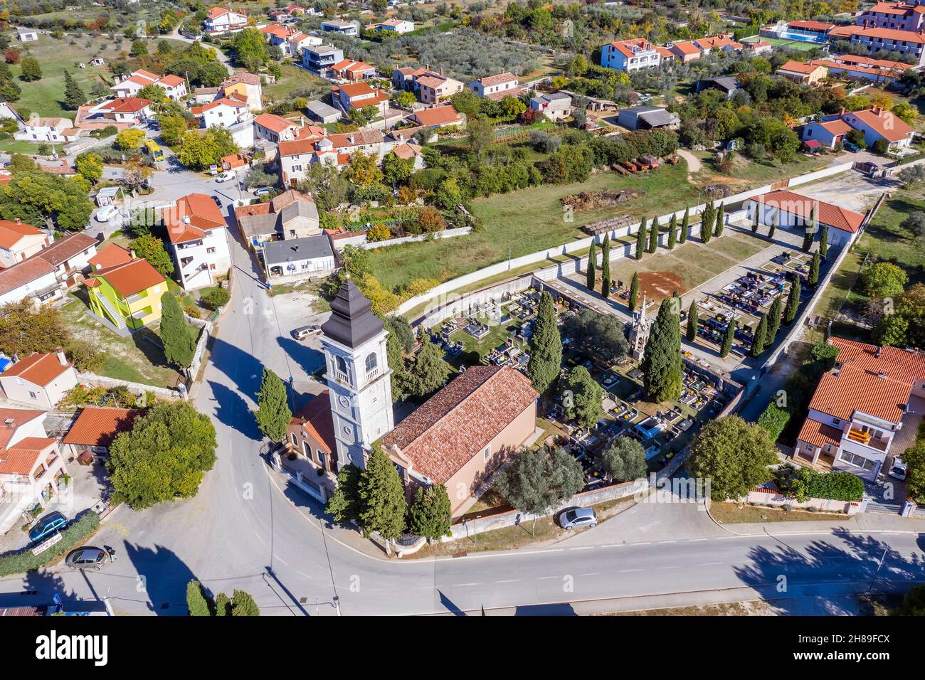 Una vista aérea del pueblo Peroj, en primer plano la Iglesia ortodoxa de San Spiridon, Istria, Croacia Foto de stock