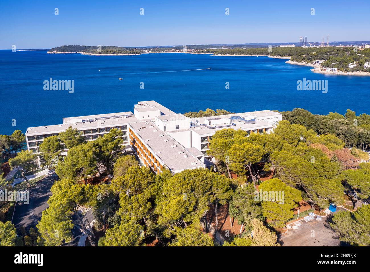 PULA, CROACIA - 24 DE OCTUBRE de 2021 - Una vista aérea del moderno y renovado hotel de lujo Grand Brioni en Pula, Istria, Croacia Foto de stock