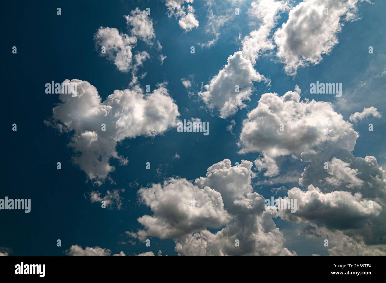 Nubes blancas sobre un fondo azul claro del cielo Foto de stock
