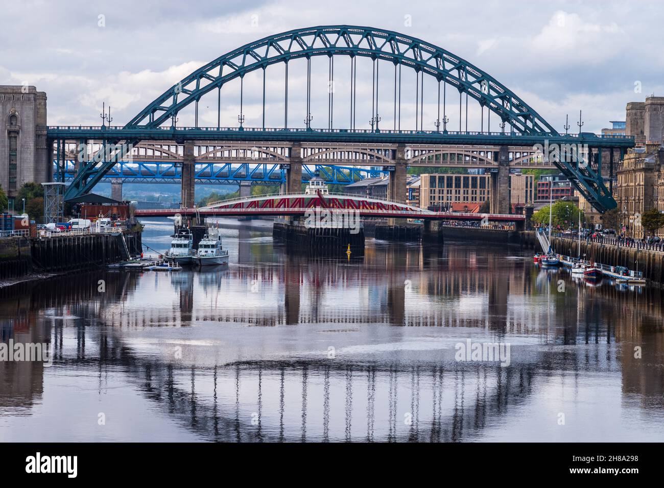 Puentes de Newcastle sobre el río Tyne, Newcastle-upon-Tyne Reino Unido. El puente Newcastle Tyne, el puente Newcastle Swing y el puente High Level Foto de stock
