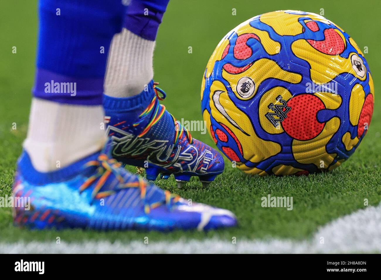 James Maddison #10 de las botas Puma de Leicester City y los cordones  arcoiris mientras se prepara para tomar una esquina con el balón de invierno  Nike de la Premier League Fotografía