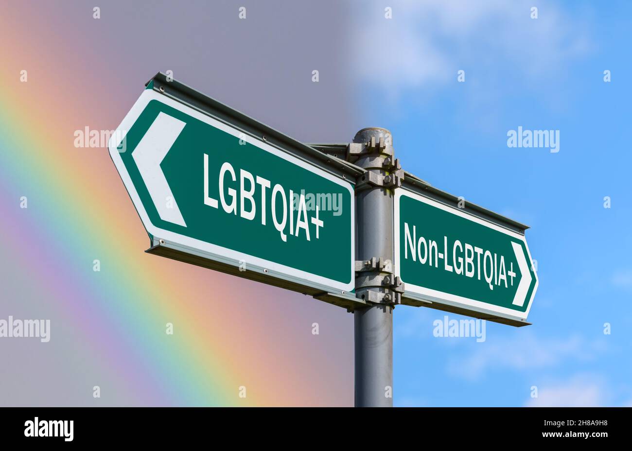 Firme con LGBTQIA+ y no LGBTQIA+ . Arco iris en una dirección, cielo azul en la otra. Concepto de inclusión y aceptación de género. LGBT, LGBTQ, LGBTQI, LGBTQIA Foto de stock