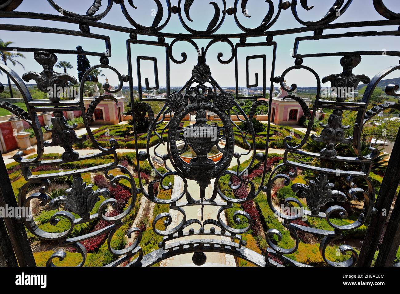 Balcón semicircular de hierro negro-jardín de estilo barroco de Versalles-palacio NeoRococo. Parroquia de Estoi-Algarve-Portugal-008 Foto de stock