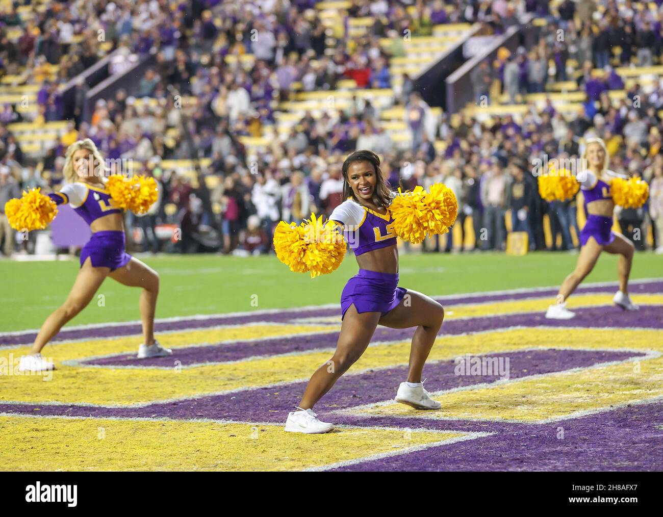 Baton Rouge, LA, EE.UU. 27th Nov, 2021. Las LSU Tiger Girls bailan a la  canción de lucha de LSU antes del comienzo del partido de fútbol de la NCAA  entre los Tigers