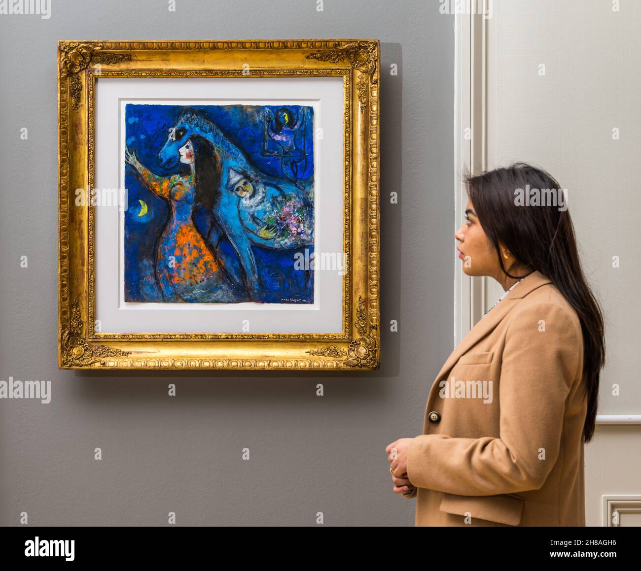 Mujer admirando la pintura del artista francés Marc Chagall llamó a la Galería Nacional Escocesa de Arte Moderno Horse Rider, Edimburgo, Escocia, Reino Unido Foto de stock